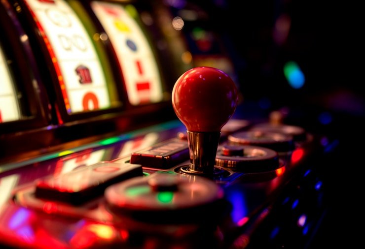 Simbol keamanan dan enkripsi data yang menjaga privasi pengguna platform